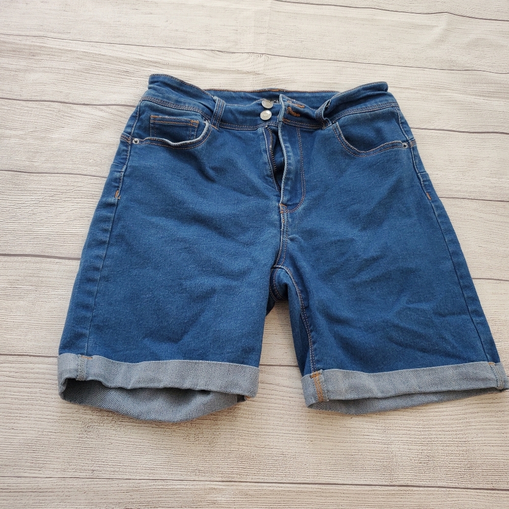 Fashion Nova stretchy jean shorts.  Size small.